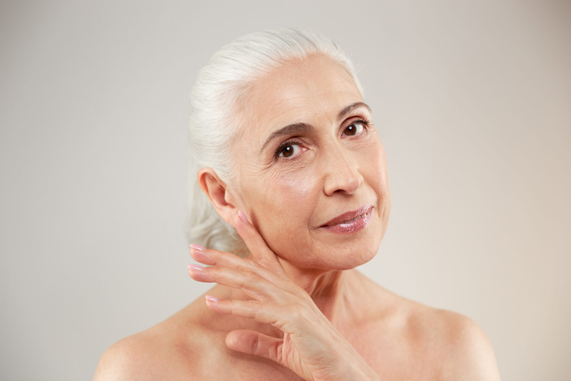 Immagine ritraente donna anziana che si vuole sottoporre a un trattamento di medicina estetica.